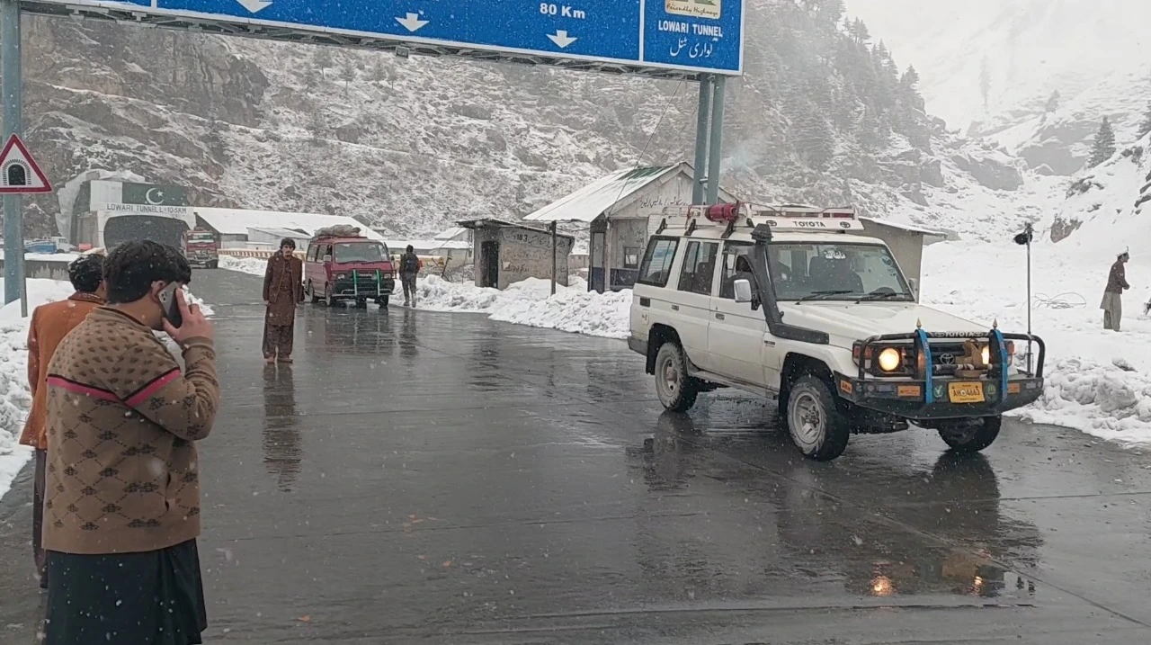 خیبرپختونخواہ میں برف باری پنجاب کے لوگوں کے لیے دلچسپی کا باعث ہے