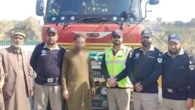 موٹروے پولیس نے ہزارہ موٹروے پر غیر قانونی لکڑی سے بھرا ٹرک پکڑ لیا