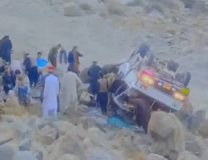 چلاس میں کوسٹر کے گہری کہائی میں گرنے سے متعدد افراد زخمی