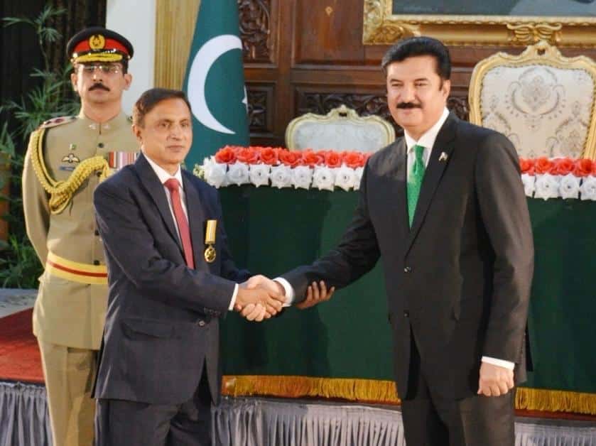 ارشد عزیز ملک کو صدارتی تمغہ امتیاز سے نوازا گیا