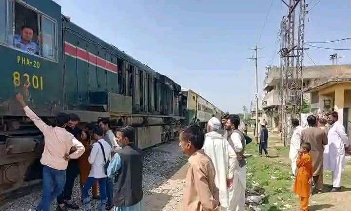 ہزارہ ایکسپریس کا انجن خراب، سرائے صالح کے قریب ٹرین رک گئی